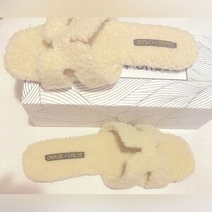 🛍️Chase +Chloe Beige size:9 Cosy Slippers feature a super cushy footed 💥